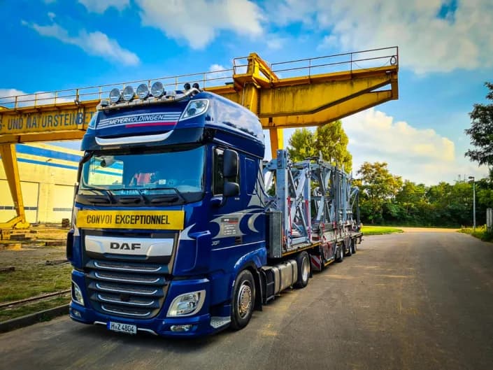 MegaSemi mit Komponenten eines Großkrans