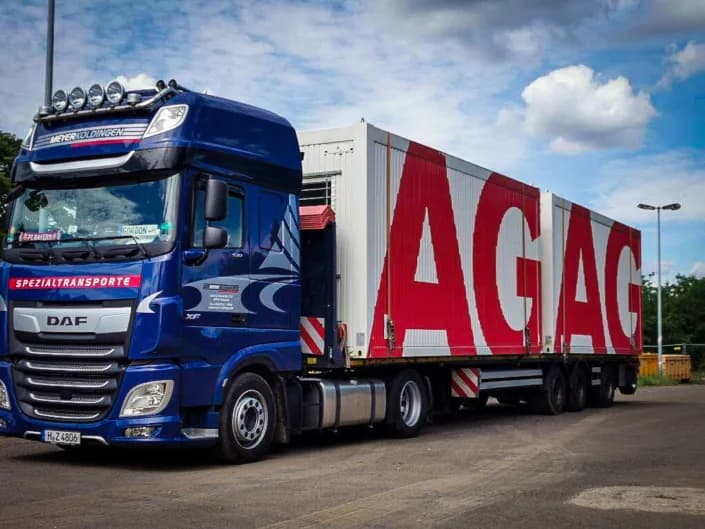 Containertransport mit einem Sattel Mega