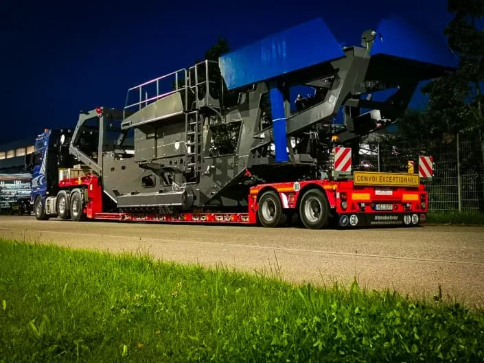 Brechanlage auf einem Tiefbett-Spezialtransport