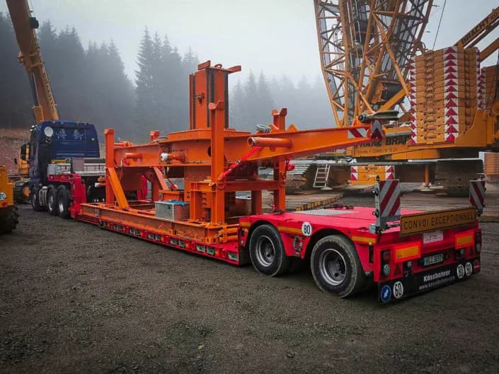 Großes Kranteil auf einem Tiefbett