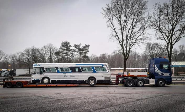 Historischer Bus auf einem Tiefbett