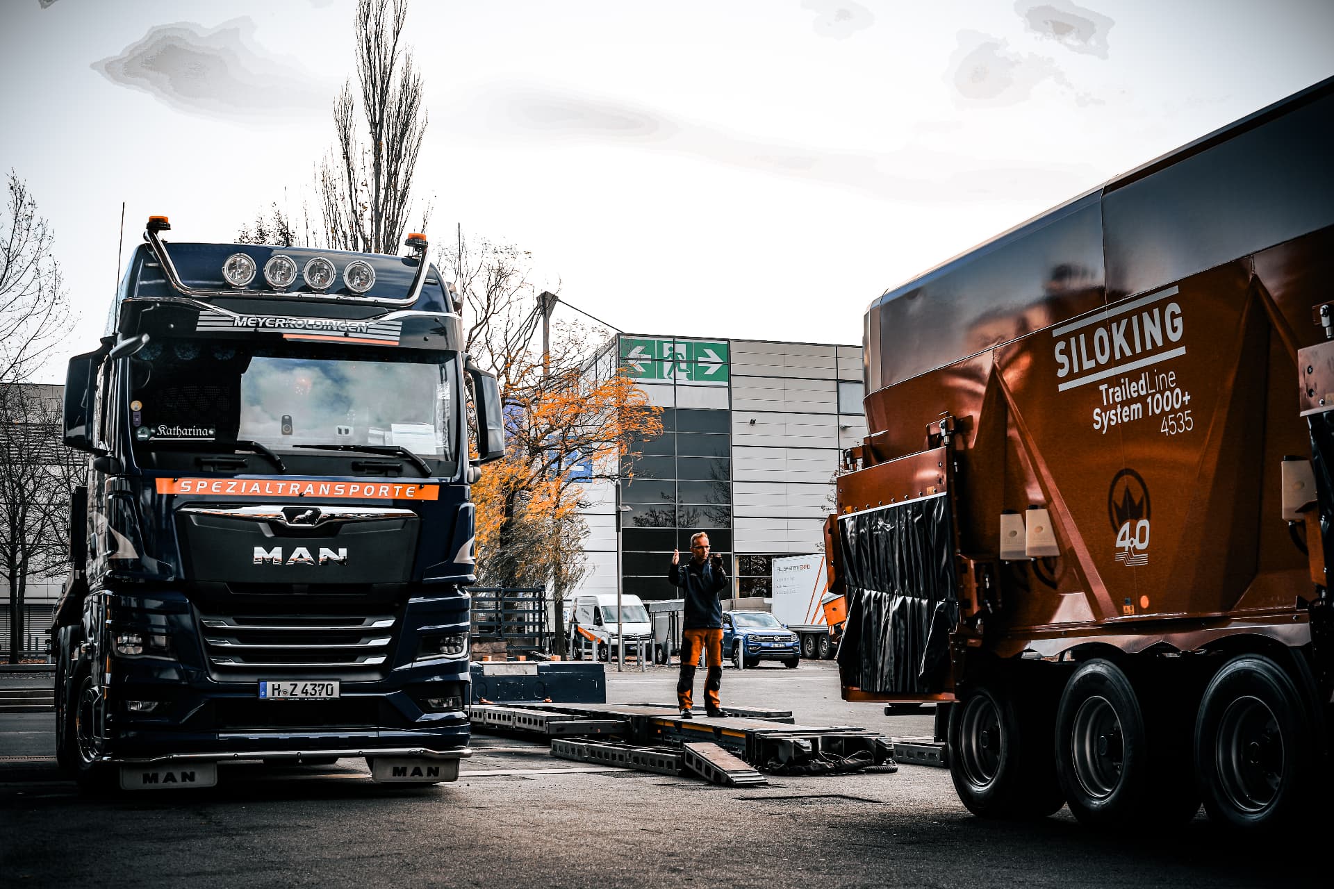 Aktueller Meyer-Koldingen Spezialtransport mit Stahlkonstruktion